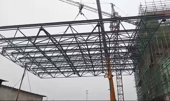 提升機房網架整體吊裝安裝.jpg 提升機房網架整體吊裝安裝.jpg