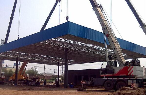 加油站網架加工多機抬吊施工.jpg 加油站網架加工多機抬吊施工.jpg