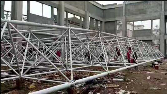 風(fēng)雨操場(chǎng)網(wǎng)架安裝工程.jpg 風(fēng)雨操場(chǎng)網(wǎng)架安裝工程.jpg