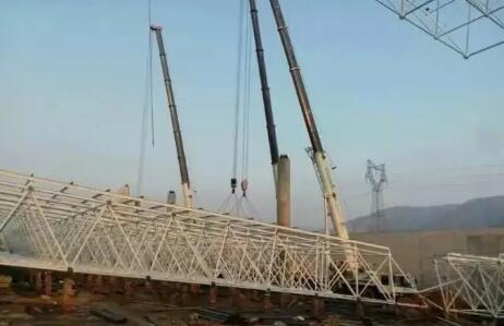 網架加工工程多機抬吊法.jpg 網架加工工程多機抬吊法.jpg