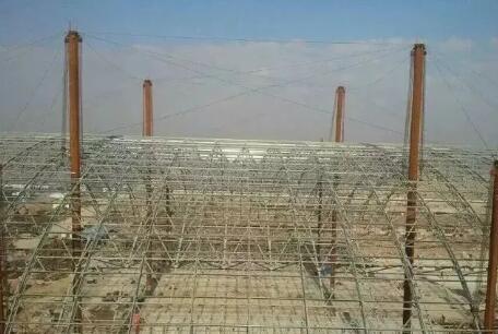 網架加工工程拔桿提升法.jpg 網架加工工程拔桿提升法.jpg