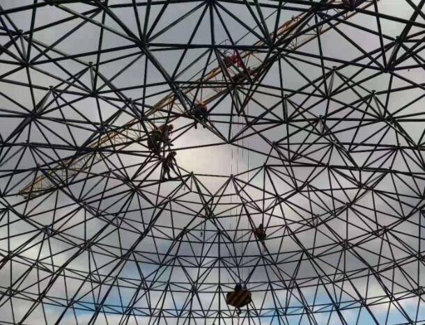 螺栓球網架加工節點施工.jpg 螺栓球網架加工節點施工.jpg