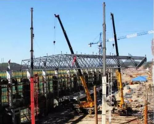 鋼網架吊裝.jpg 鋼網架吊裝.jpg