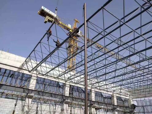 大跨度網(wǎng)架鋼結(jié)構(gòu)屋面工程施工.jpg 大跨度網(wǎng)架鋼結(jié)構(gòu)屋面工程施工.jpg